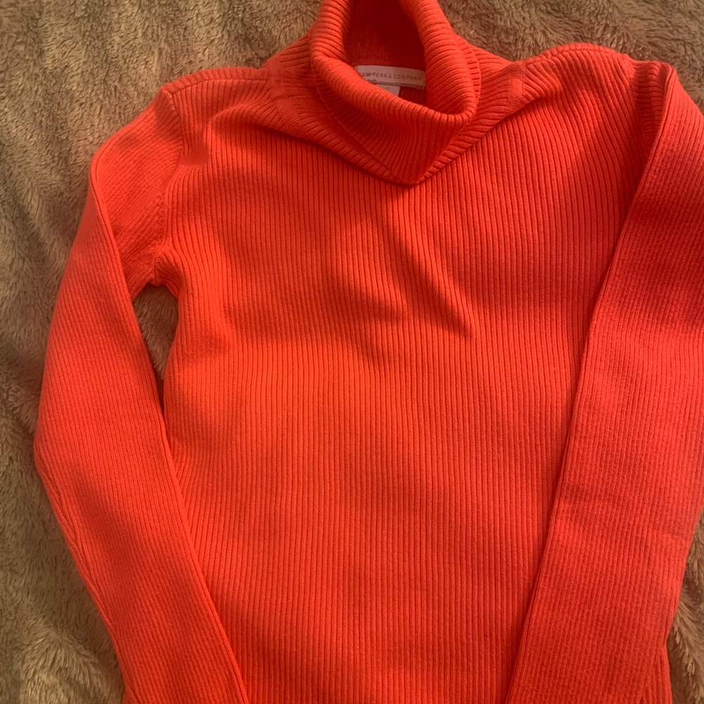 Clearance BUNDLE OF 4 two turtlenecks and two sweaters
SIZE XS
GREAT CONDITION - Picture 3 of 12